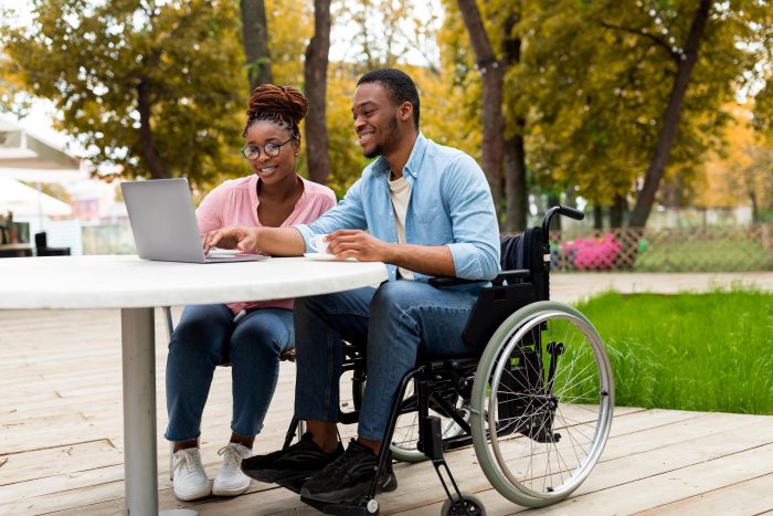 Quelles que soient leurs difficultés, nous accompagnons les étudiants en situation de handicap au quotidien pour leur permettre de suivre leur formation et leur vie étudiante dans les meilleures conditions.