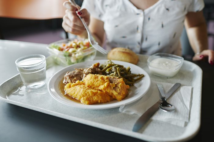 Repas étudiants à 1 euro : pourquoi les non boursiers en ont aussi besoin ?