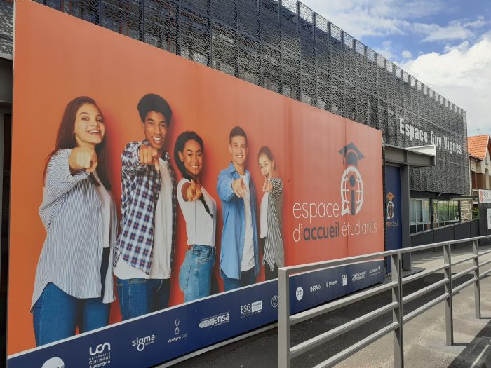 Chaque année, près de 350 000 étudiants internationaux viennent étudier en France.