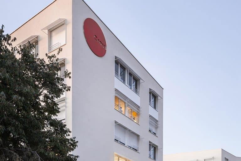 Vous êtes un étudiant dont la résidence doit être mise à disposition de personnels nécessaires à